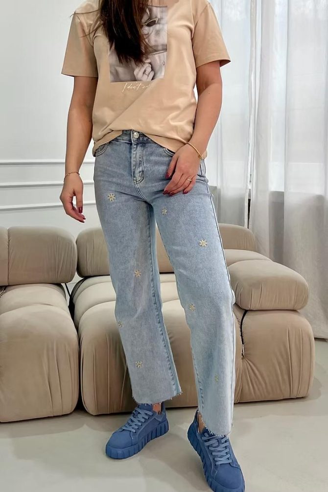 Jasne Jeansy z Haftowanymi Kwiatami