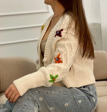 Sweter wiosenny w kwiaty – biały komfort